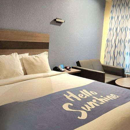 Days Inn By Wyndham Фрийпорт Екстериор снимка