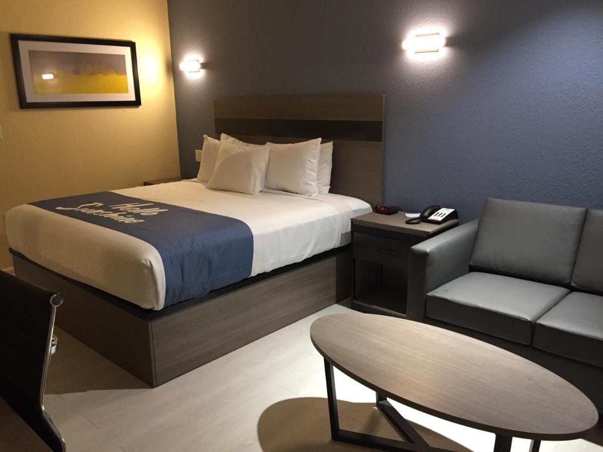 Days Inn By Wyndham Фрийпорт Екстериор снимка