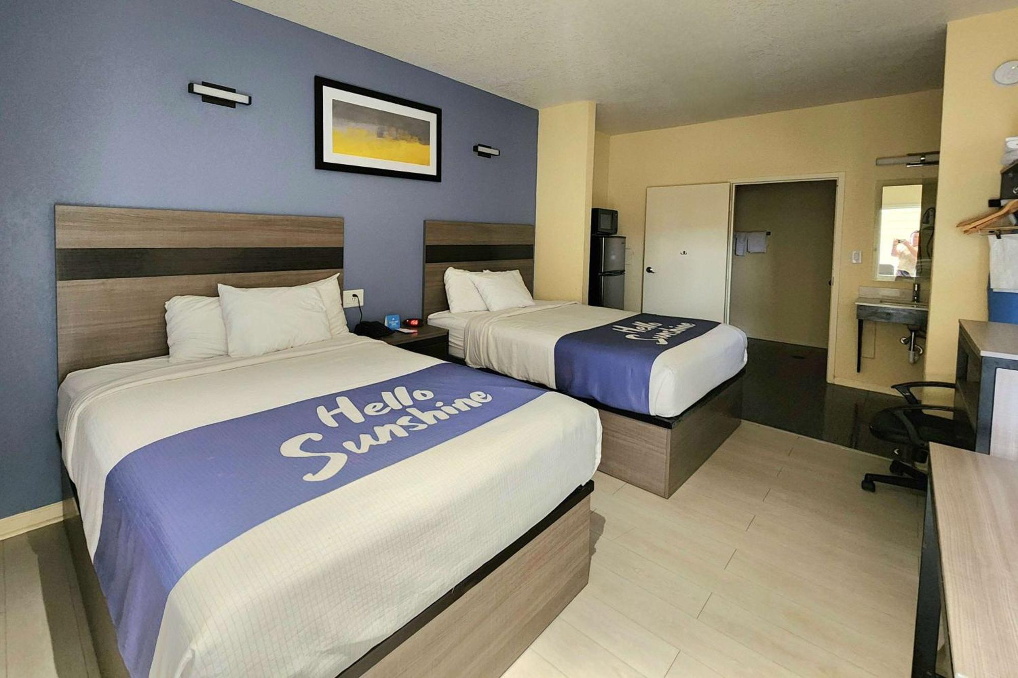 Days Inn By Wyndham Фрийпорт Екстериор снимка