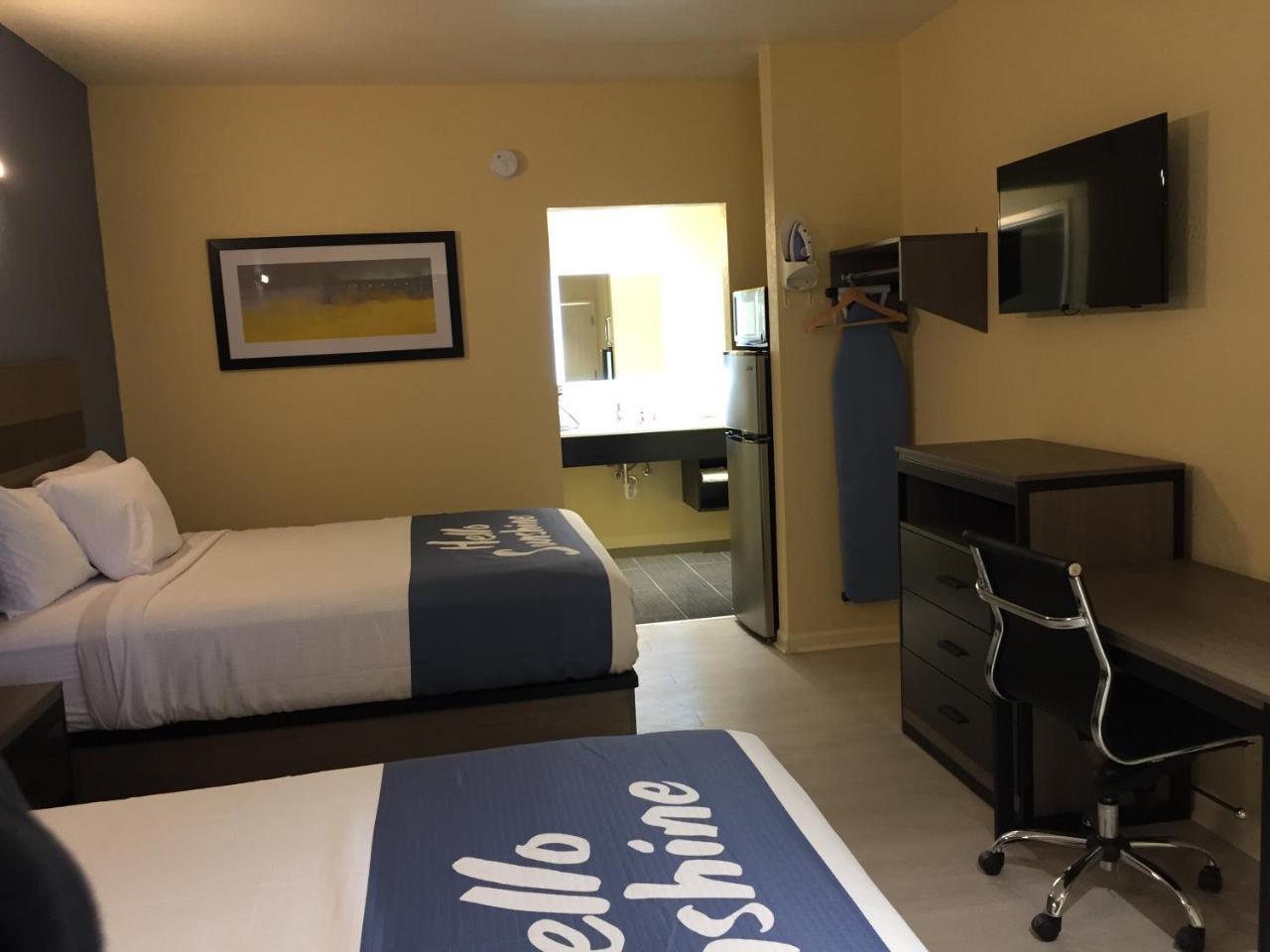 Days Inn By Wyndham Фрийпорт Екстериор снимка