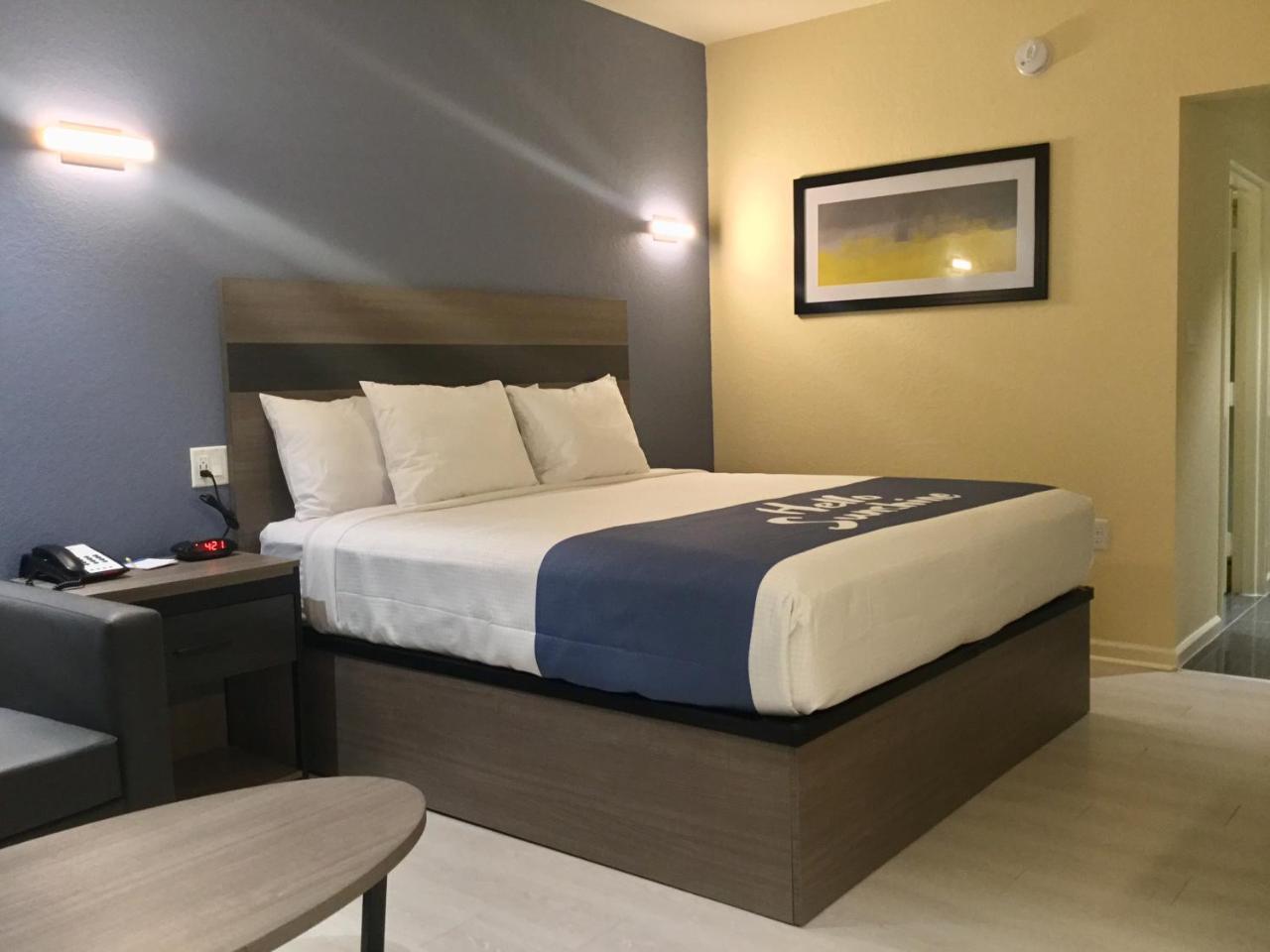Days Inn By Wyndham Фрийпорт Екстериор снимка